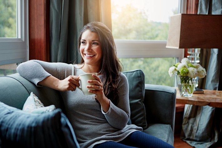 Somfy - woman drinks coffee