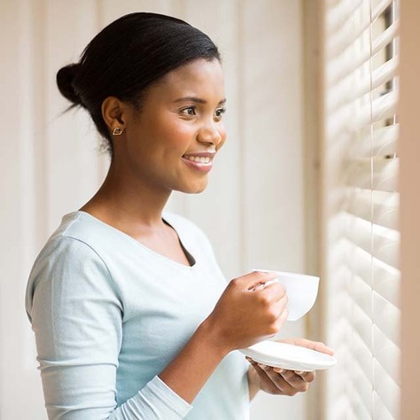 Somfy - woman drinks coffee