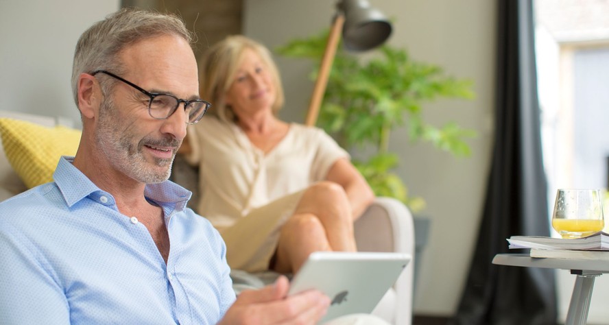 Somfy - man and woman with ipad