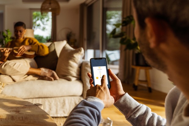 Somfy - man and woman on couch with smartphone