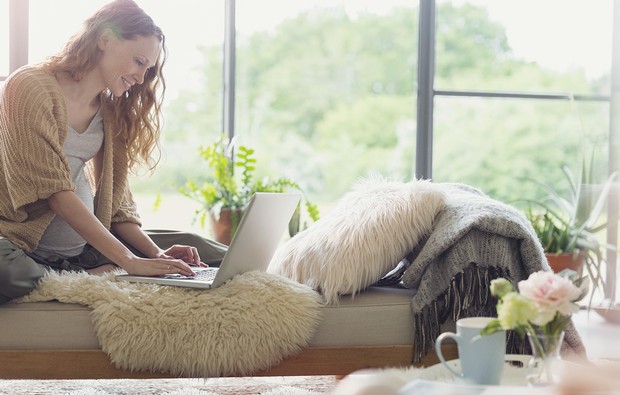 Somfy - woman with laptop on sofa